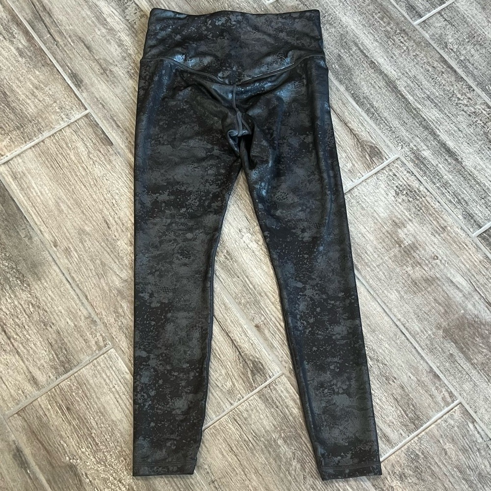 Athleta Elation Misty Lace Tight Black Metallic Silver Foil Legging XS High Rise